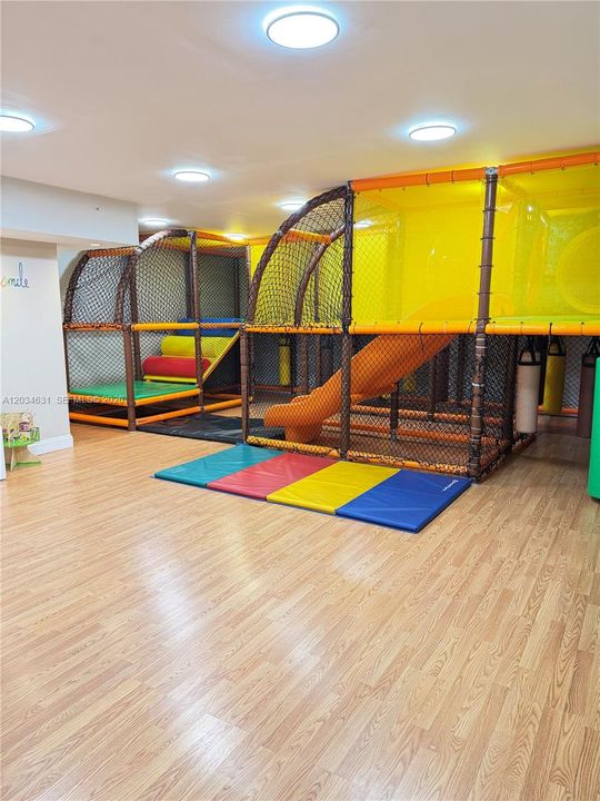 В аренду: $4,650 (2 спален, 2 ванн, 1316 Квадратных фут)