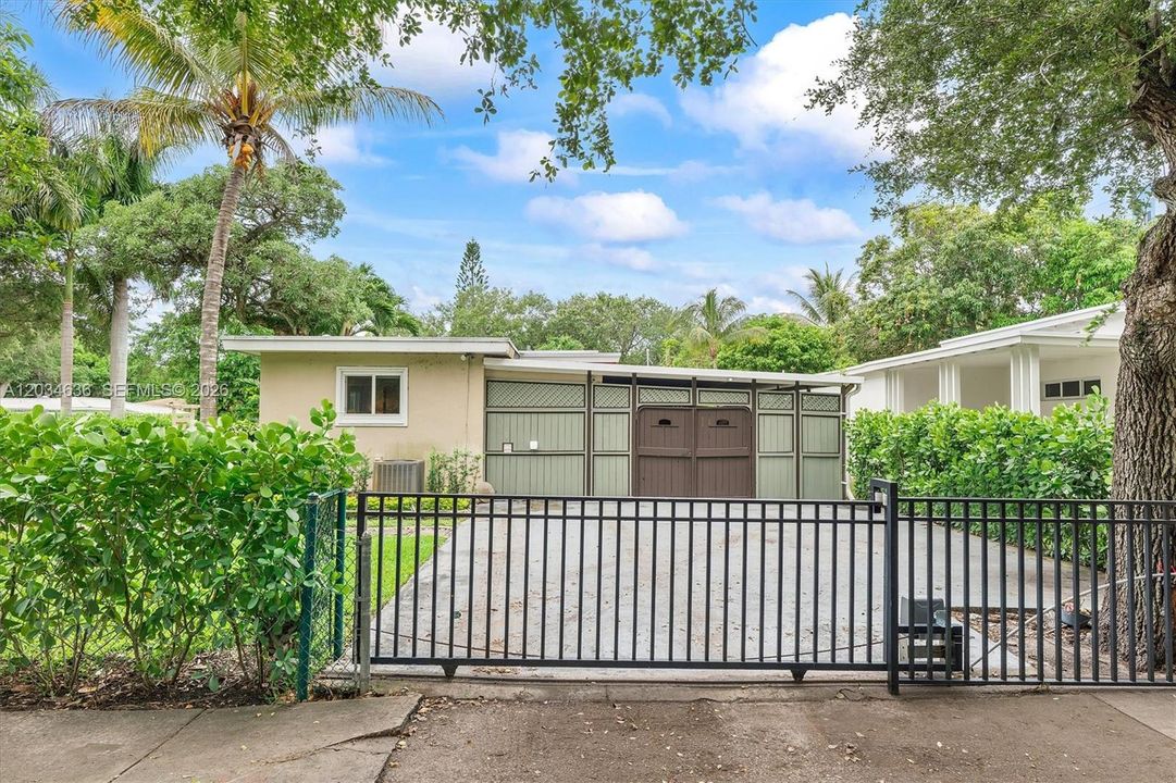 For Sale: $675,000 (3 beds, 1 baths, 1245 Square Feet)