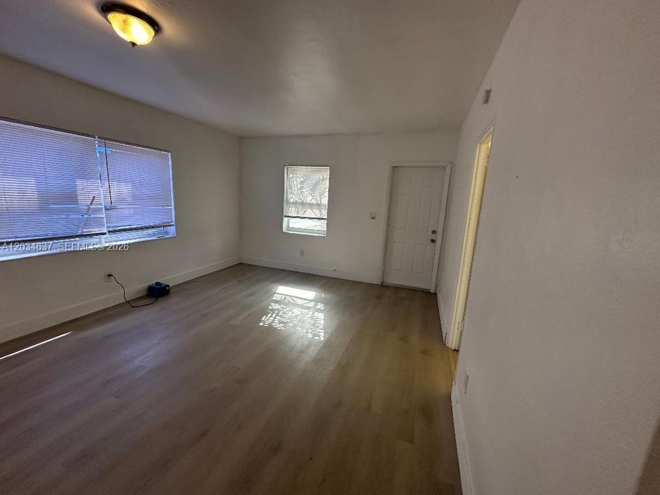 For Rent: $1,350 (0 beds, 1 baths, 620 Square Feet)