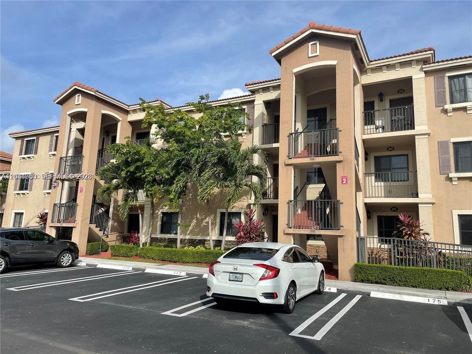 For Rent: $1,875 (2 beds, 2 baths, 817 Square Feet)