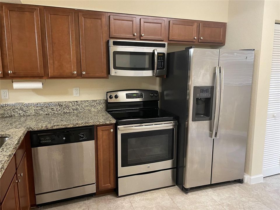 For Rent: $1,875 (2 beds, 2 baths, 817 Square Feet)