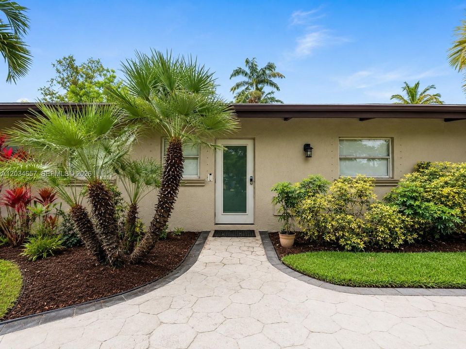 For Sale: $1,550,000 (3 beds, 2 baths, 1720 Square Feet)