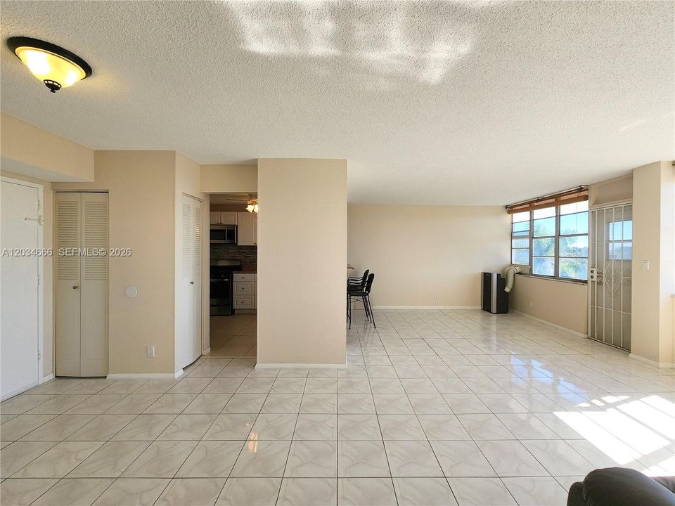 For Sale: $195,000 (2 beds, 2 baths, 1112 Square Feet)