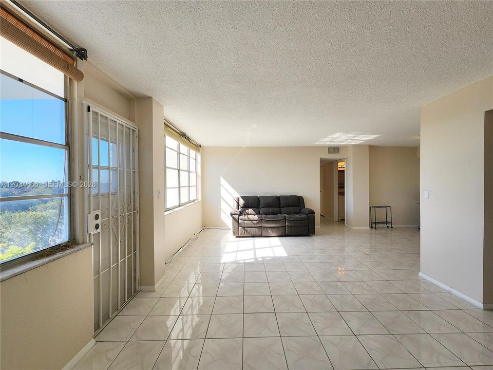 For Sale: $195,000 (2 beds, 2 baths, 1112 Square Feet)