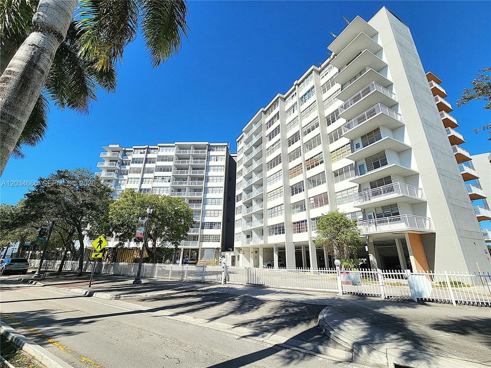 For Sale: $195,000 (2 beds, 2 baths, 1112 Square Feet)