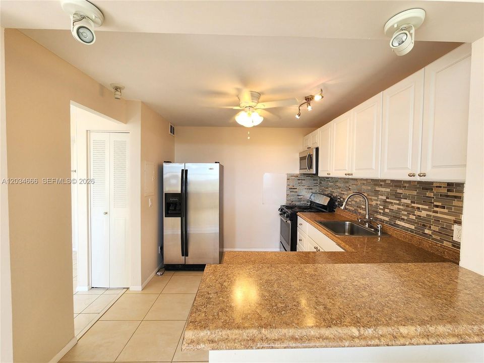 For Sale: $195,000 (2 beds, 2 baths, 1112 Square Feet)