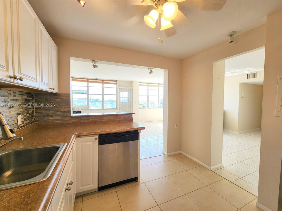 For Sale: $195,000 (2 beds, 2 baths, 1112 Square Feet)