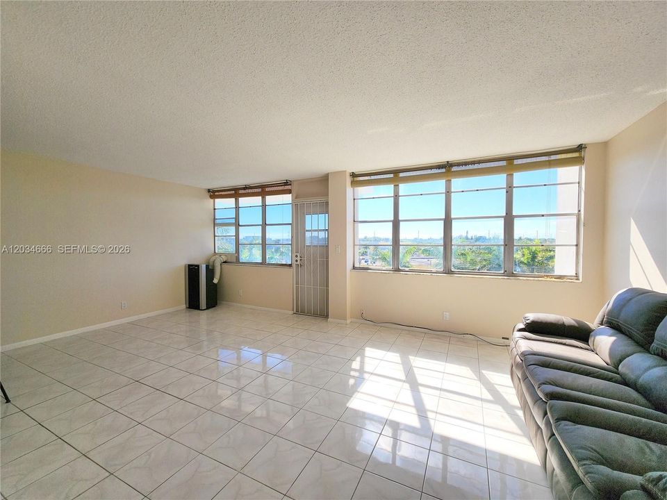 For Sale: $195,000 (2 beds, 2 baths, 1112 Square Feet)
