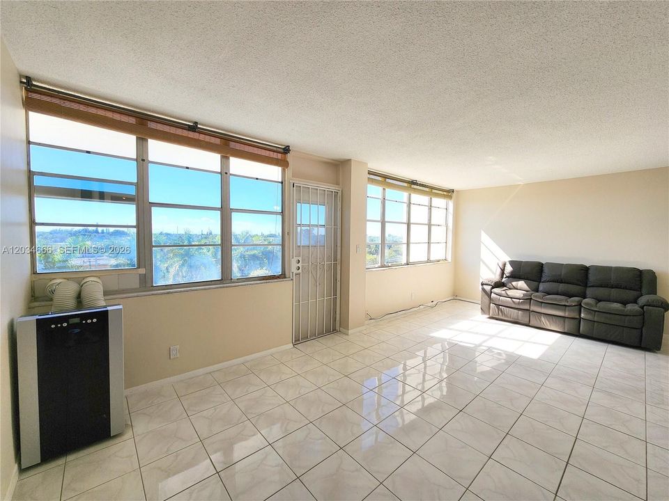 For Sale: $195,000 (2 beds, 2 baths, 1112 Square Feet)