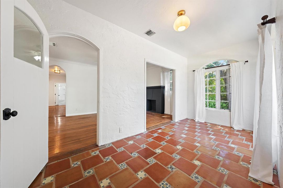 315 Hawthorne Dr-7