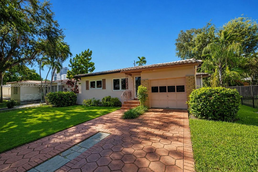 En Venta: $1,400,000 (3 camas, 2 baños, 1831 Pies cuadrados)
