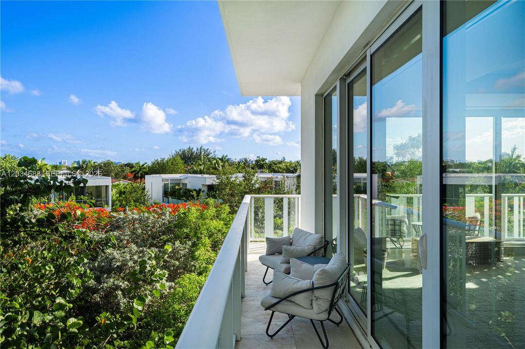 For Sale: $2,799,000 (2 beds, 2 baths, 1826 Square Feet)