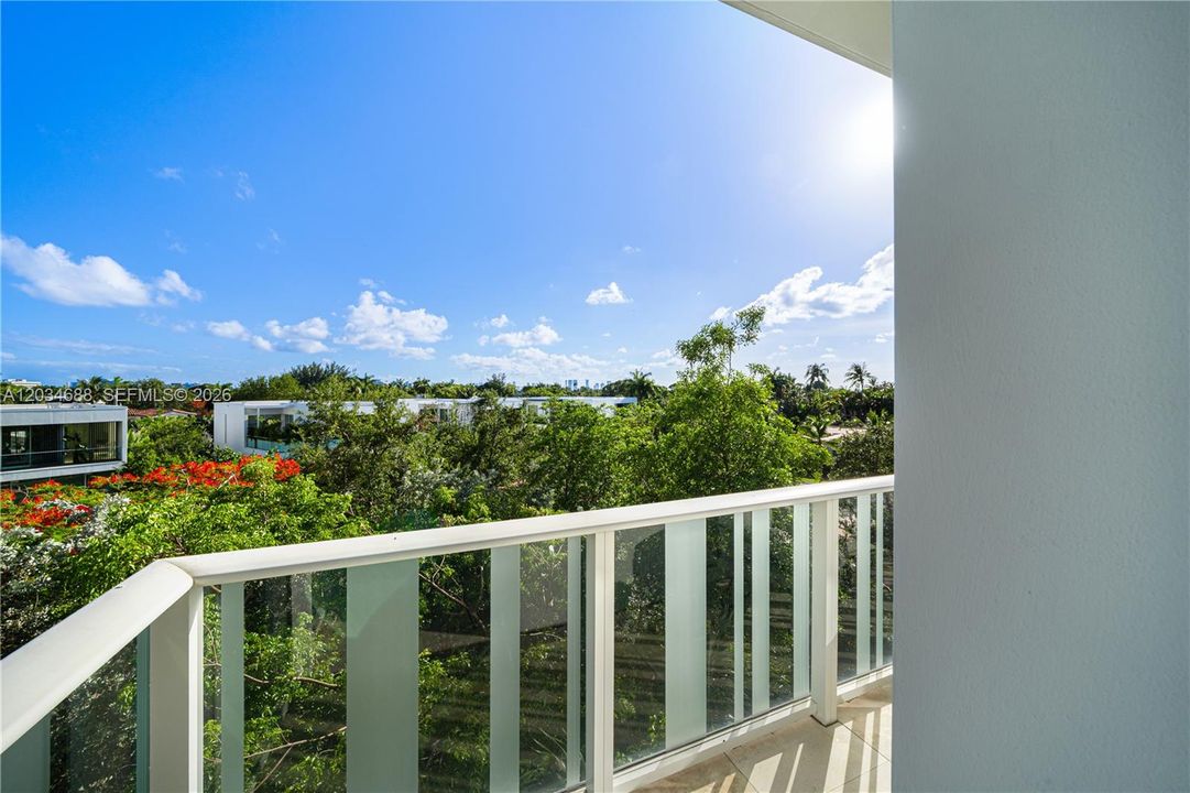 For Sale: $2,799,000 (2 beds, 2 baths, 1826 Square Feet)
