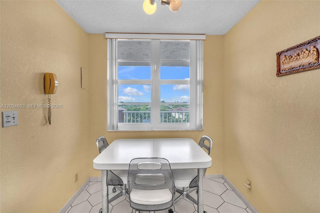 For Sale: $200,000 (2 beds, 2 baths, 1015 Square Feet)