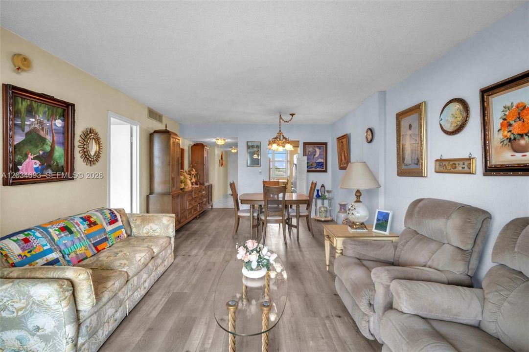 For Sale: $200,000 (2 beds, 2 baths, 1015 Square Feet)