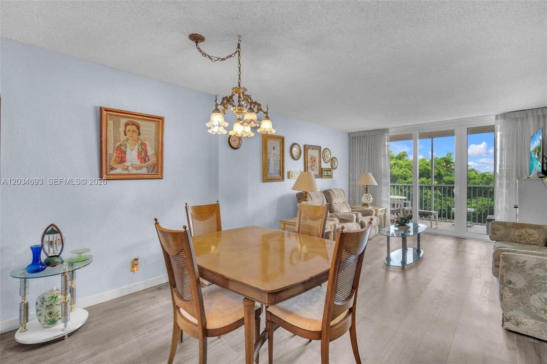 For Sale: $200,000 (2 beds, 2 baths, 1015 Square Feet)