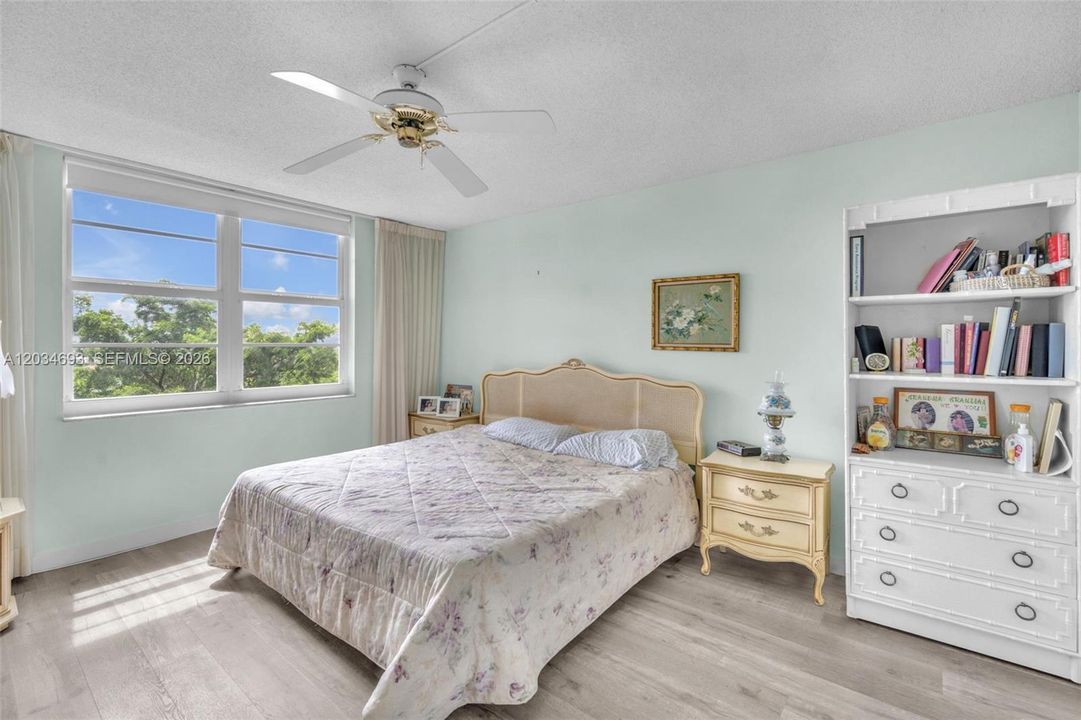 For Sale: $200,000 (2 beds, 2 baths, 1015 Square Feet)