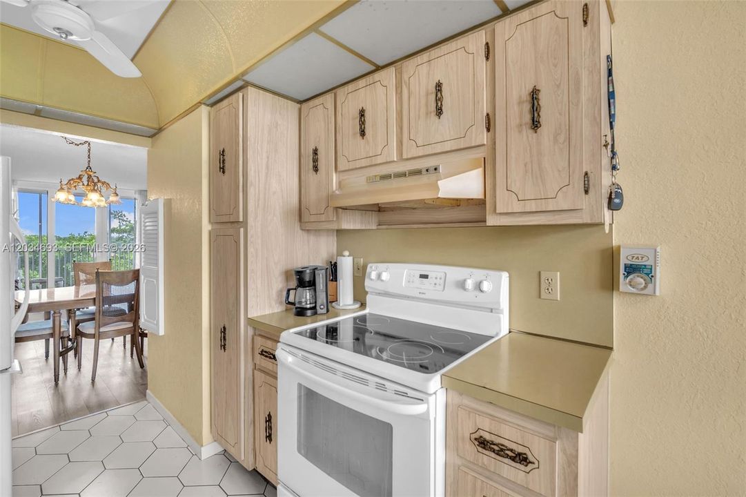 For Sale: $200,000 (2 beds, 2 baths, 1015 Square Feet)