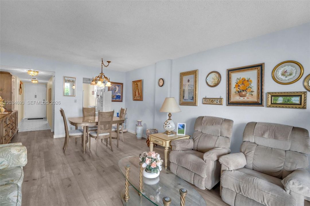 For Sale: $200,000 (2 beds, 2 baths, 1015 Square Feet)