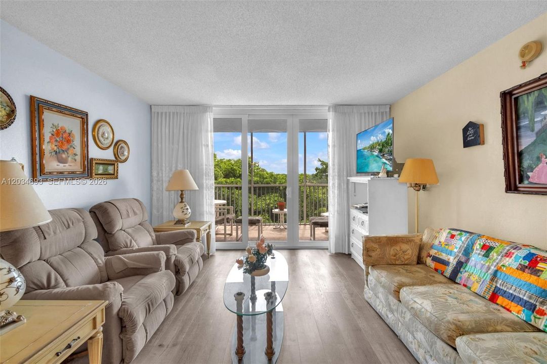 For Sale: $200,000 (2 beds, 2 baths, 1015 Square Feet)