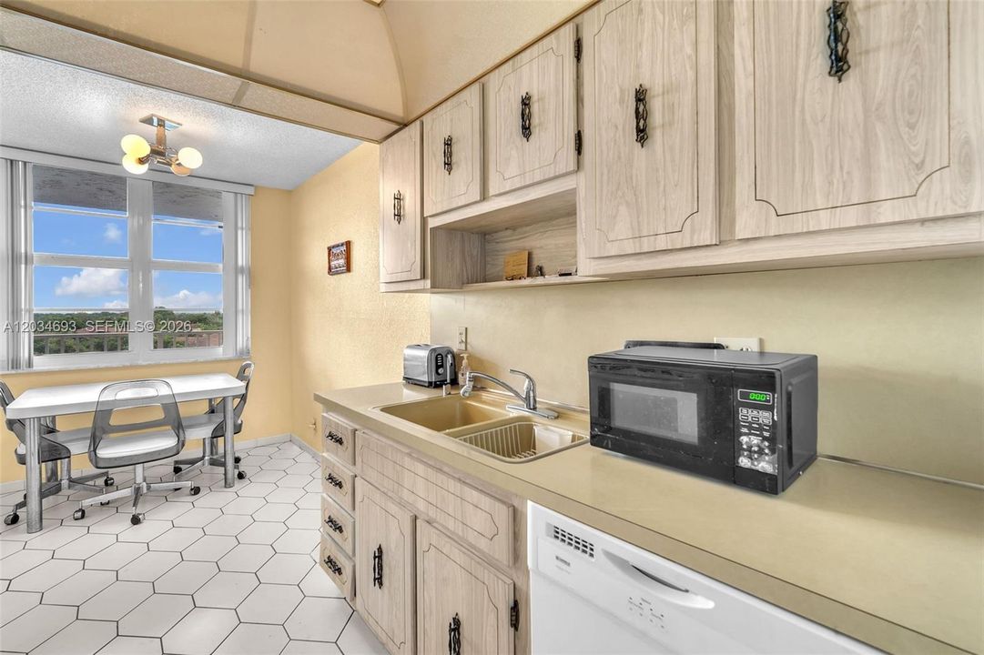 For Sale: $200,000 (2 beds, 2 baths, 1015 Square Feet)