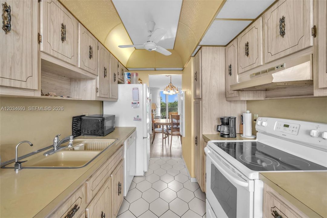 For Sale: $200,000 (2 beds, 2 baths, 1015 Square Feet)