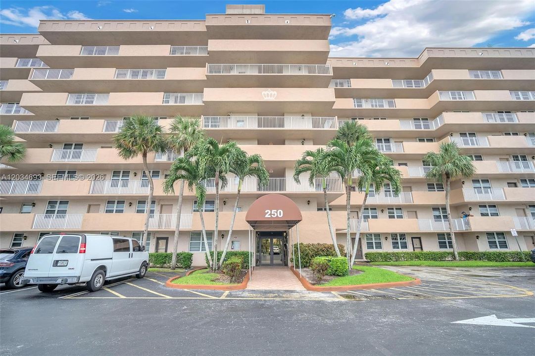 For Sale: $200,000 (2 beds, 2 baths, 1015 Square Feet)