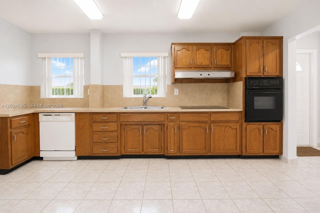 На продажу: $835,000 (3 спален, 2 ванн, 1654 Квадратных фут)