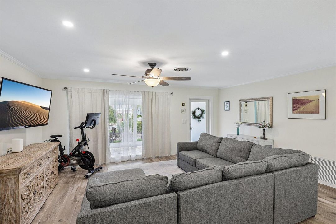 10-web-or-mls-SE 8th Ave-S1006-010