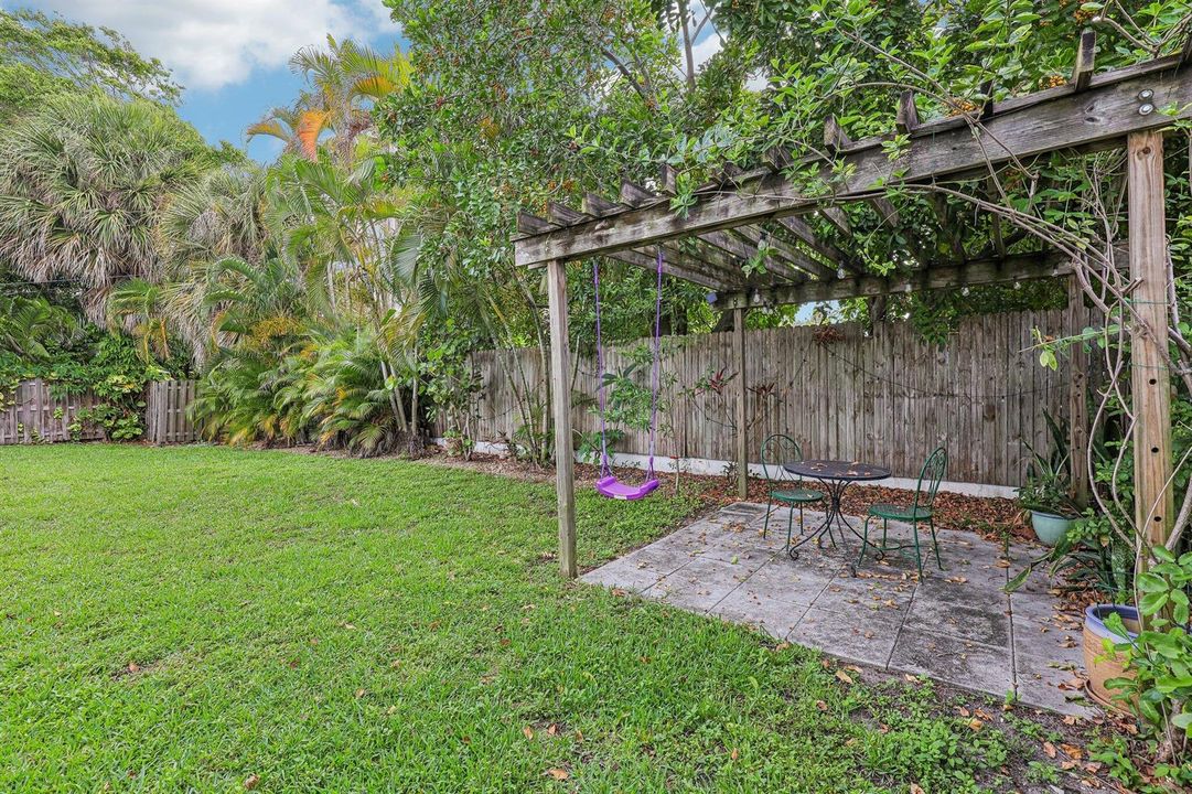 32-web-or-mls-SE 8th Ave-S1006-032