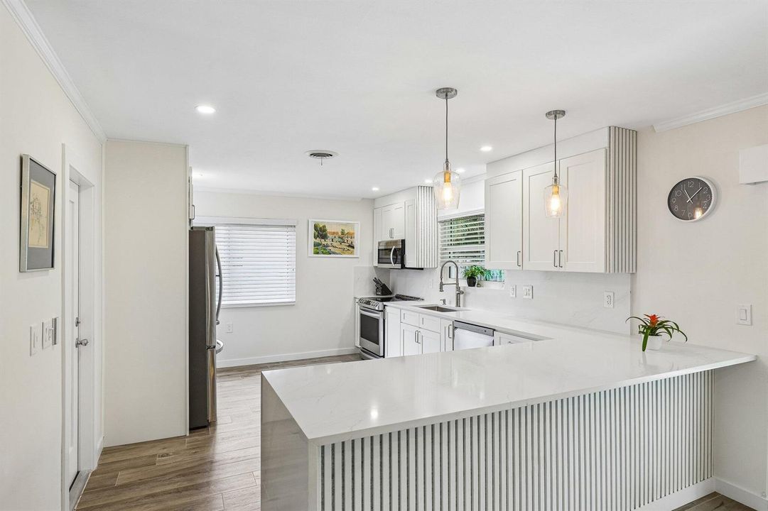 13-web-or-mls-SE 8th Ave-S1006-013
