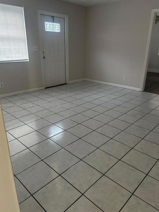 For Rent: $2,650 (3 beds, 1 baths, 945 Square Feet)