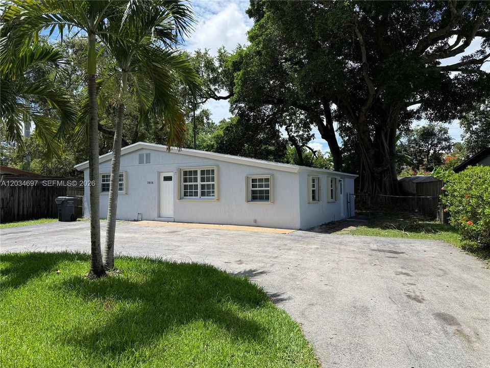 For Rent: $2,650 (3 beds, 1 baths, 945 Square Feet)