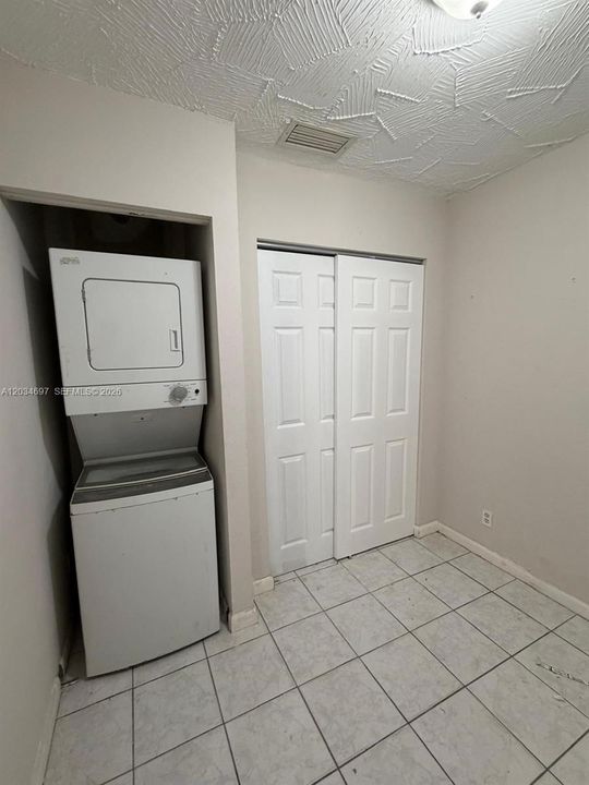 For Rent: $2,650 (3 beds, 1 baths, 945 Square Feet)