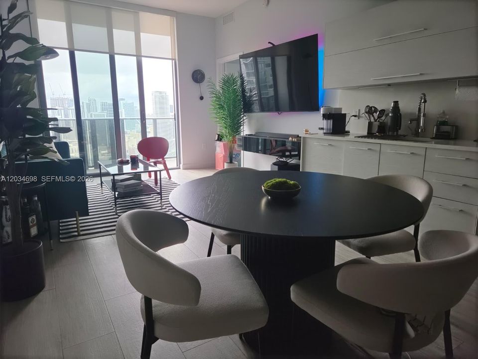 For Sale: $550,000 (1 beds, 1 baths, 722 Square Feet)