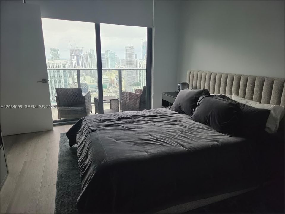 For Sale: $550,000 (1 beds, 1 baths, 722 Square Feet)