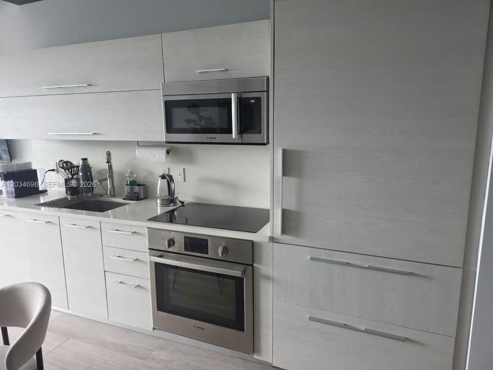 For Sale: $550,000 (1 beds, 1 baths, 722 Square Feet)