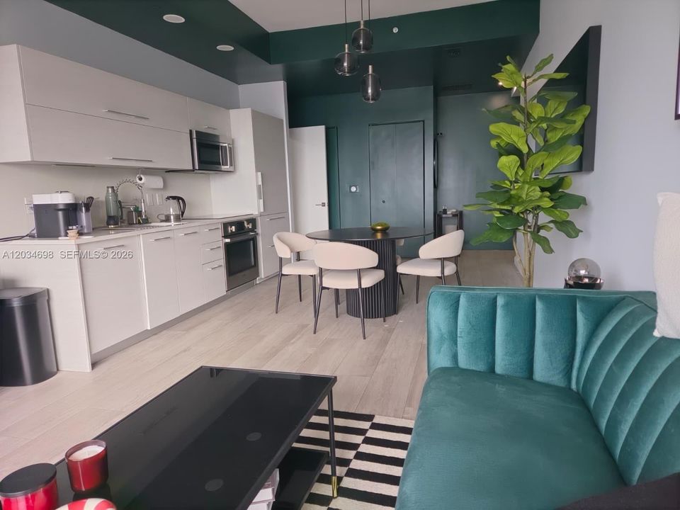 For Sale: $550,000 (1 beds, 1 baths, 722 Square Feet)