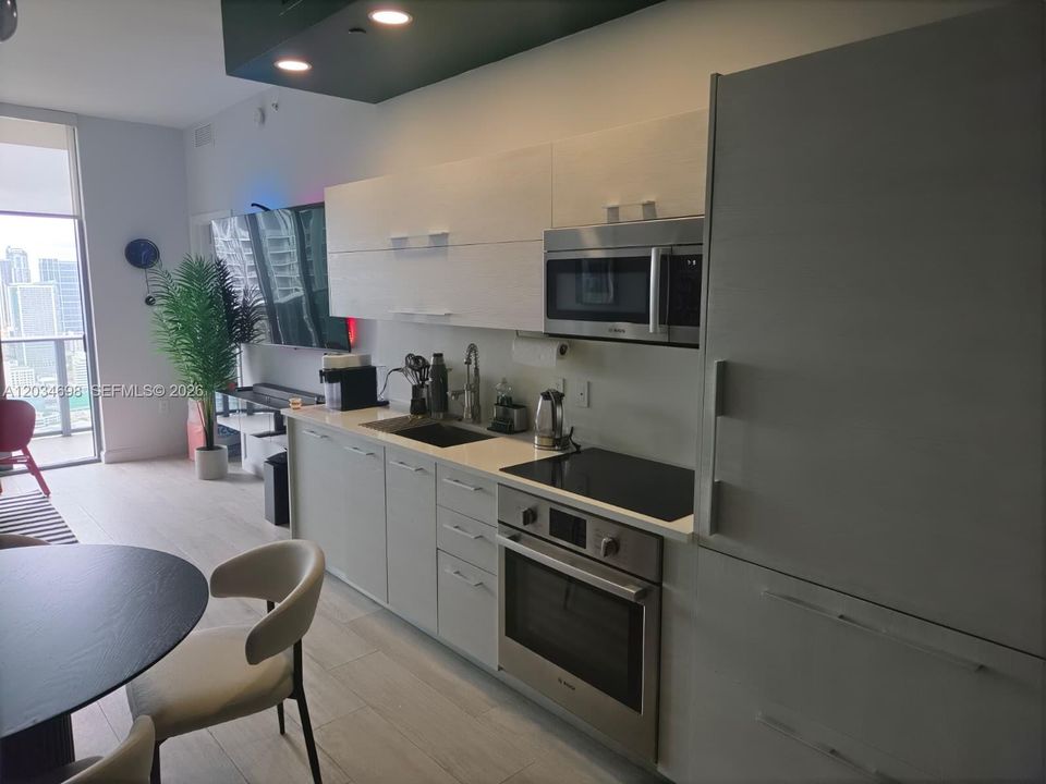 For Sale: $550,000 (1 beds, 1 baths, 722 Square Feet)