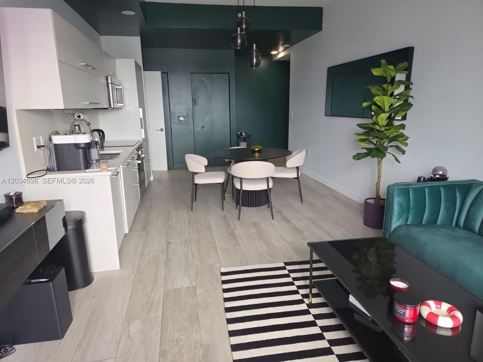 For Sale: $550,000 (1 beds, 1 baths, 722 Square Feet)