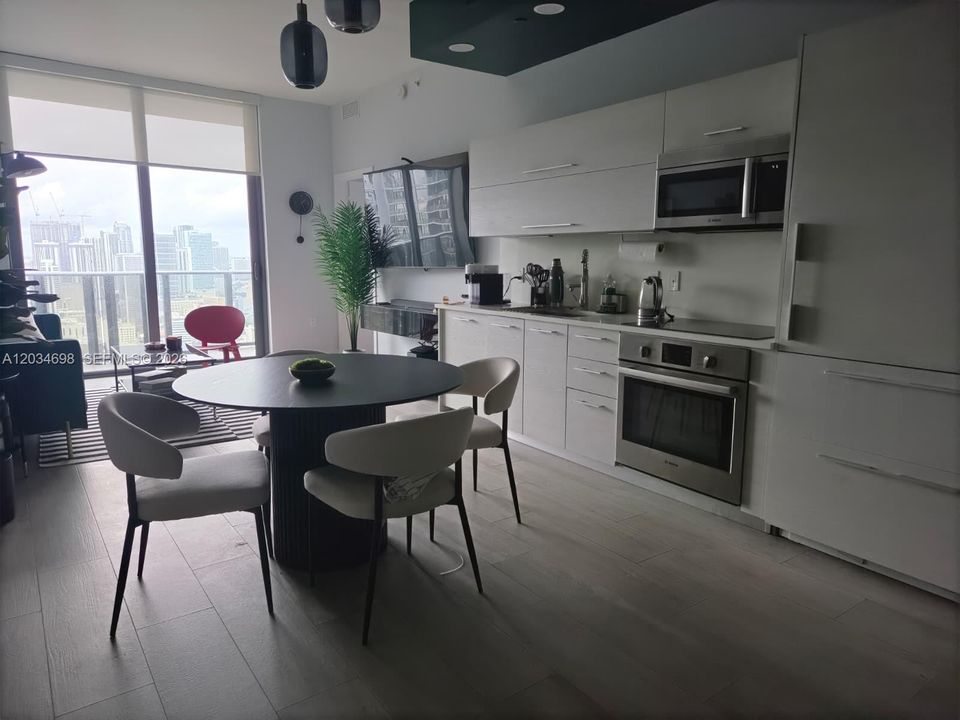 For Sale: $550,000 (1 beds, 1 baths, 722 Square Feet)