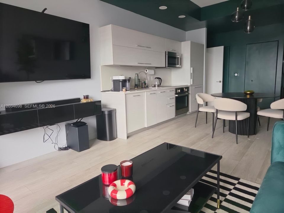 For Sale: $550,000 (1 beds, 1 baths, 722 Square Feet)