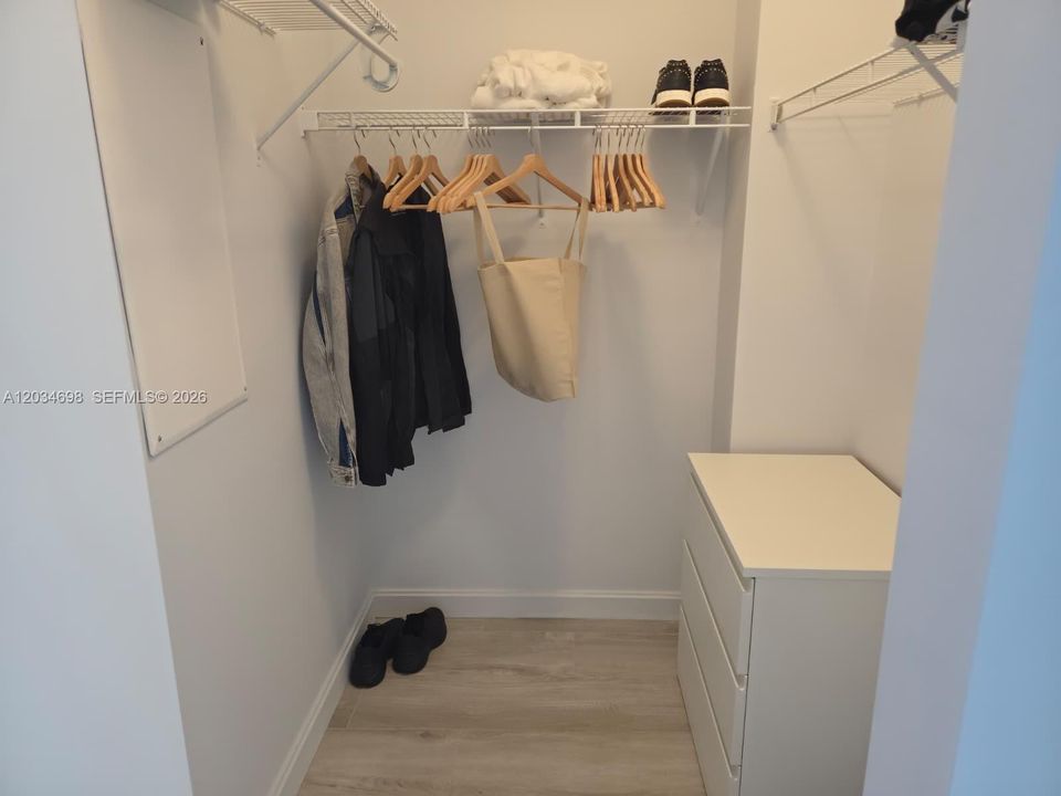 For Sale: $550,000 (1 beds, 1 baths, 722 Square Feet)