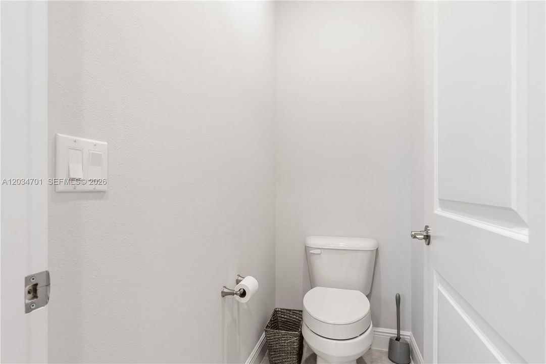 En Venta: $709,999 (3 camas, 3 baños, 2356 Pies cuadrados)