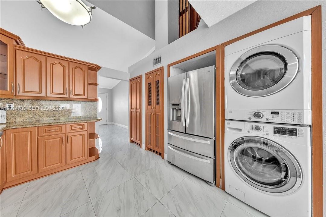 En Venta: $615,000 (5 camas, 2 baños, 2086 Pies cuadrados)