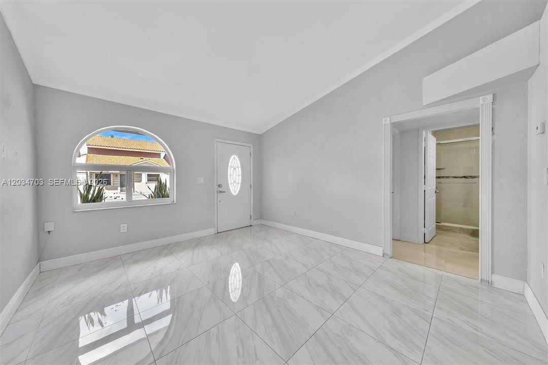 En Venta: $615,000 (5 camas, 2 baños, 2086 Pies cuadrados)