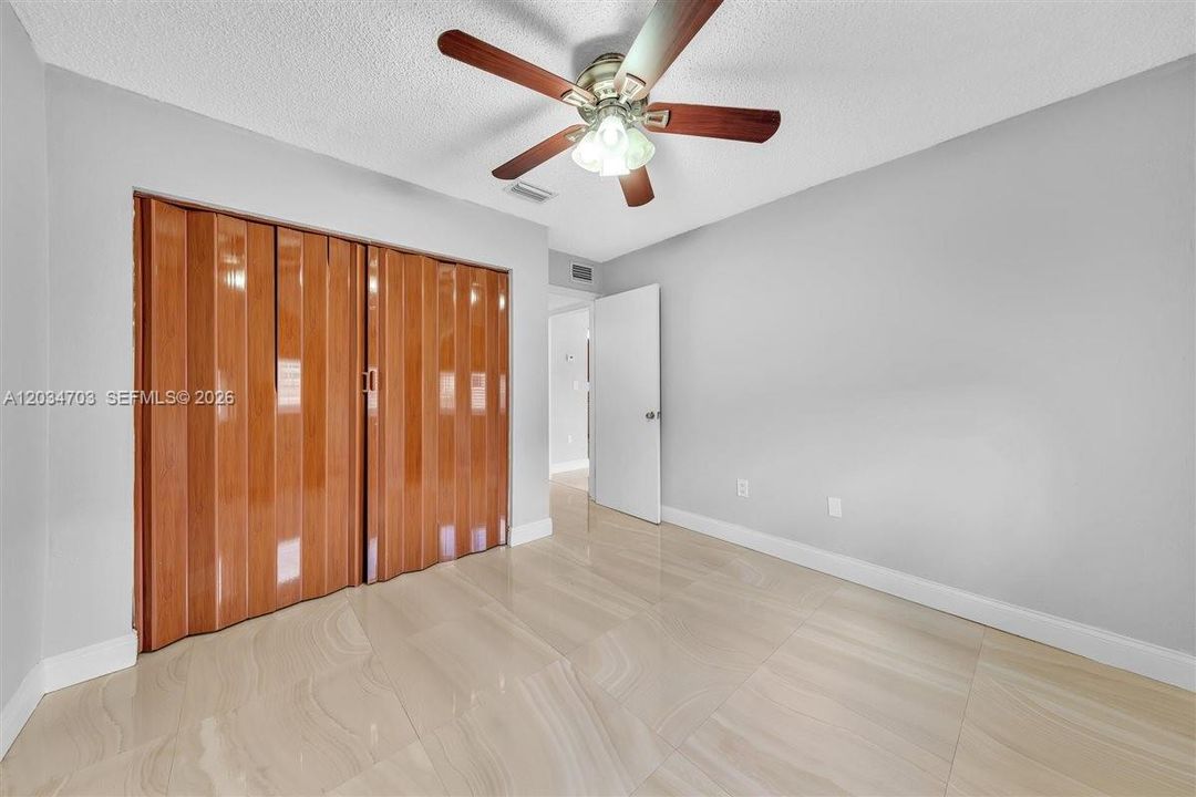 En Venta: $615,000 (5 camas, 2 baños, 2086 Pies cuadrados)