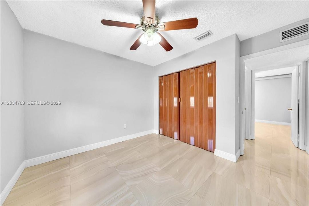 En Venta: $615,000 (5 camas, 2 baños, 2086 Pies cuadrados)