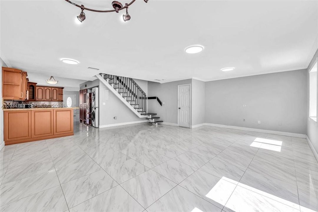 En Venta: $615,000 (5 camas, 2 baños, 2086 Pies cuadrados)