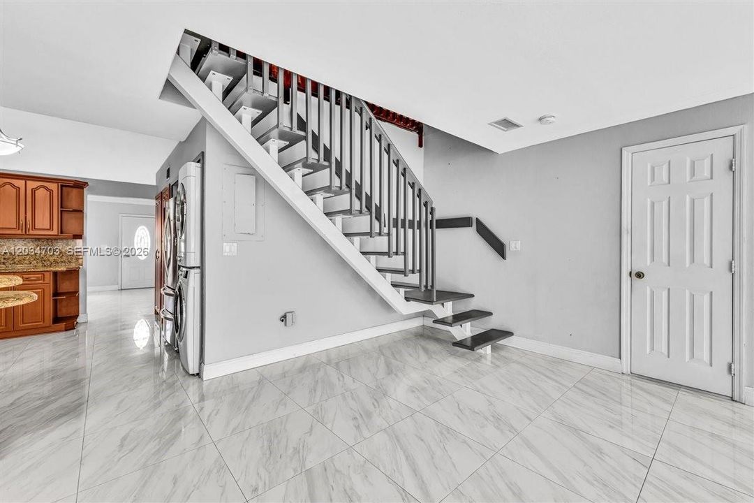 En Venta: $615,000 (5 camas, 2 baños, 2086 Pies cuadrados)